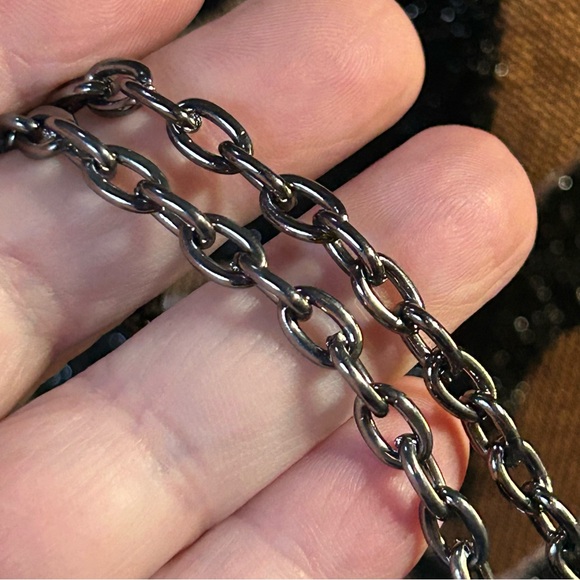 Handcrafted chrome chain peacock blue pearl necklace - Picture 6 of 7